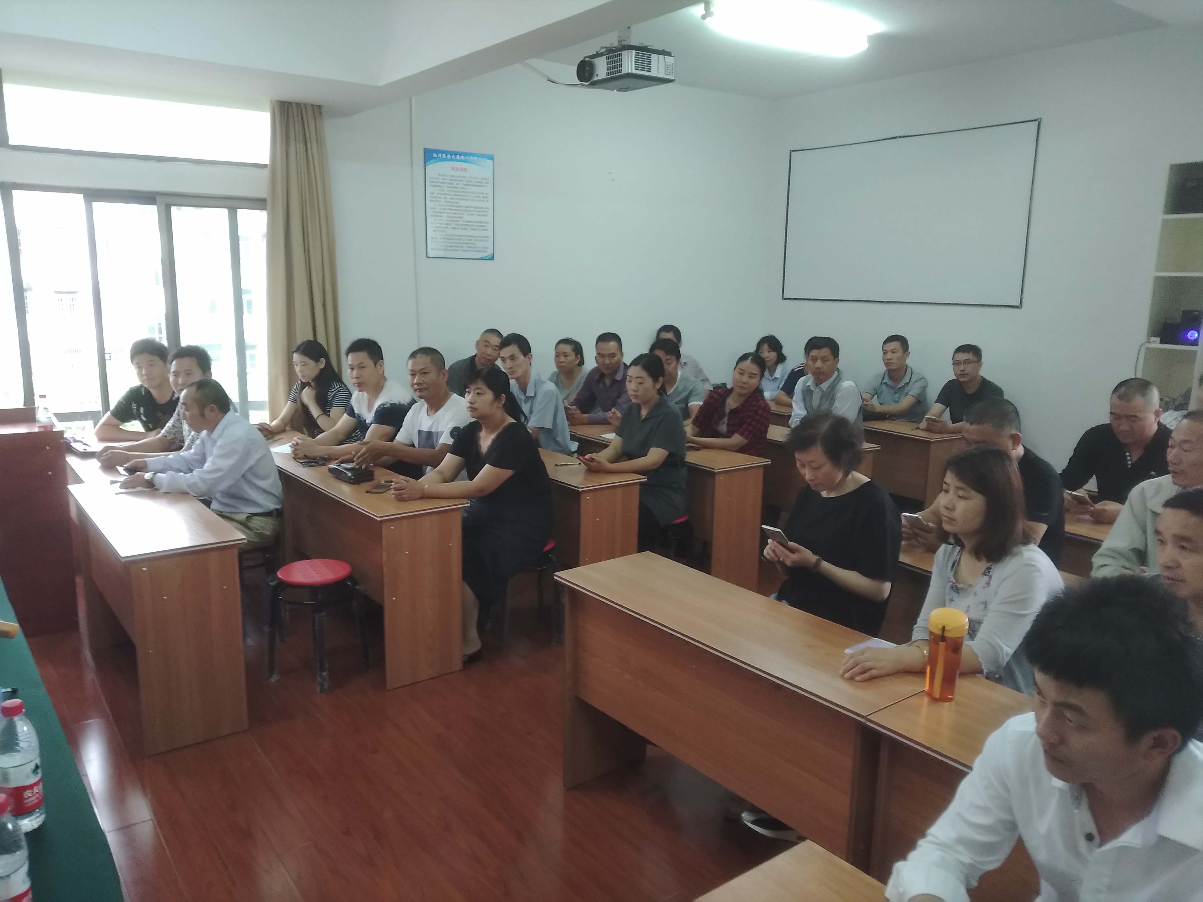 池州<a href=https://www.baidu.com/link?url=dgKSkufP4bZ6uqf7GZr9b3xoDRiXVAEknmXZ9T2NhKOFzOitZp6xhuTELc8EsQ8Q&wd=&eqid=867cbfa20269896800000006692cfa5a target=_blank class=infotextkey>通途交通培訓</a>公司舉辦池州市首批巡游出租車駕駛員繼續(xù)教育線下培訓班