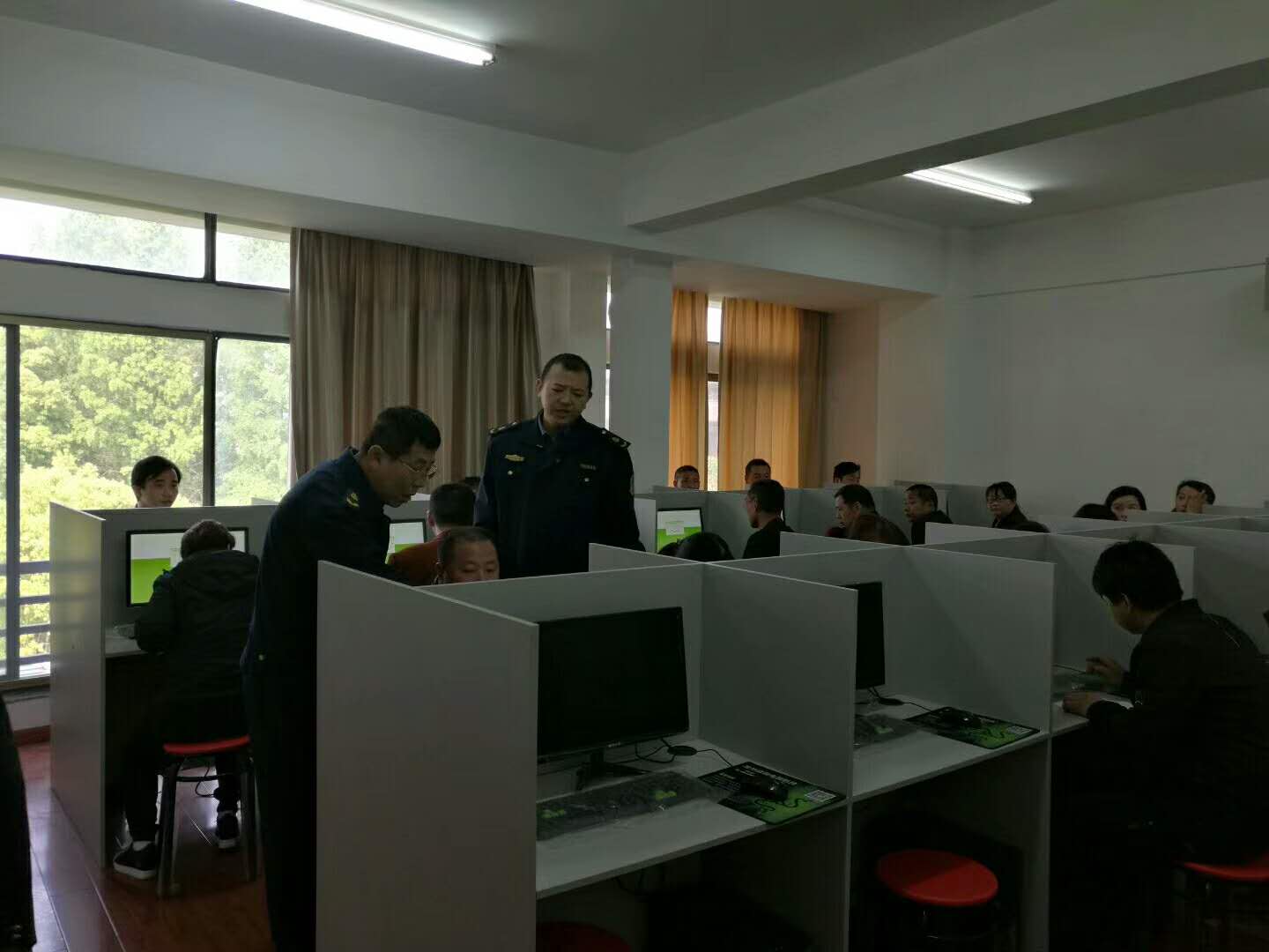 池州<a href=https://www.baidu.com/link?url=dgKSkufP4bZ6uqf7GZr9b3xoDRiXVAEknmXZ9T2NhKOFzOitZp6xhuTELc8EsQ8Q&wd=&eqid=867cbfa20269896800000006692cfa5a target=_blank class=infotextkey>通途交通培訓(xùn)</a>公司舉辦的第29批次出租汽車駕駛員從業(yè)資格考試合格率再創(chuàng)新高