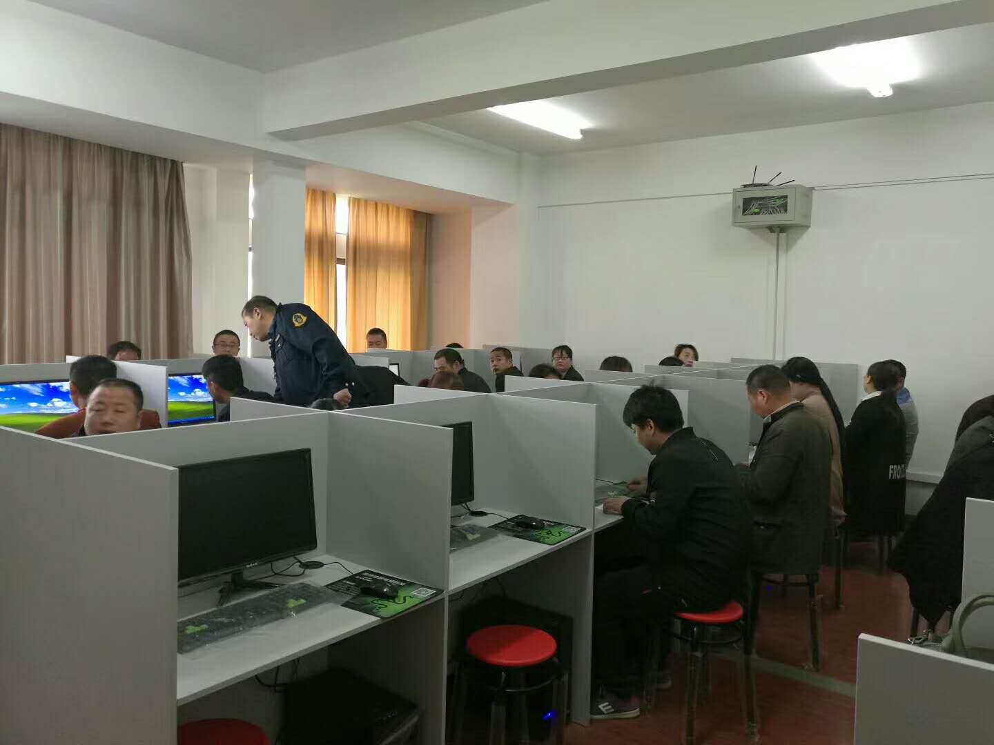 池州<a href=https://www.baidu.com/link?url=dgKSkufP4bZ6uqf7GZr9b3xoDRiXVAEknmXZ9T2NhKOFzOitZp6xhuTELc8EsQ8Q&wd=&eqid=867cbfa20269896800000006692cfa5a target=_blank class=infotextkey>通途交通培訓(xùn)</a>公司舉辦的第29批次出租汽車駕駛員從業(yè)資格考試合格率再創(chuàng)新高