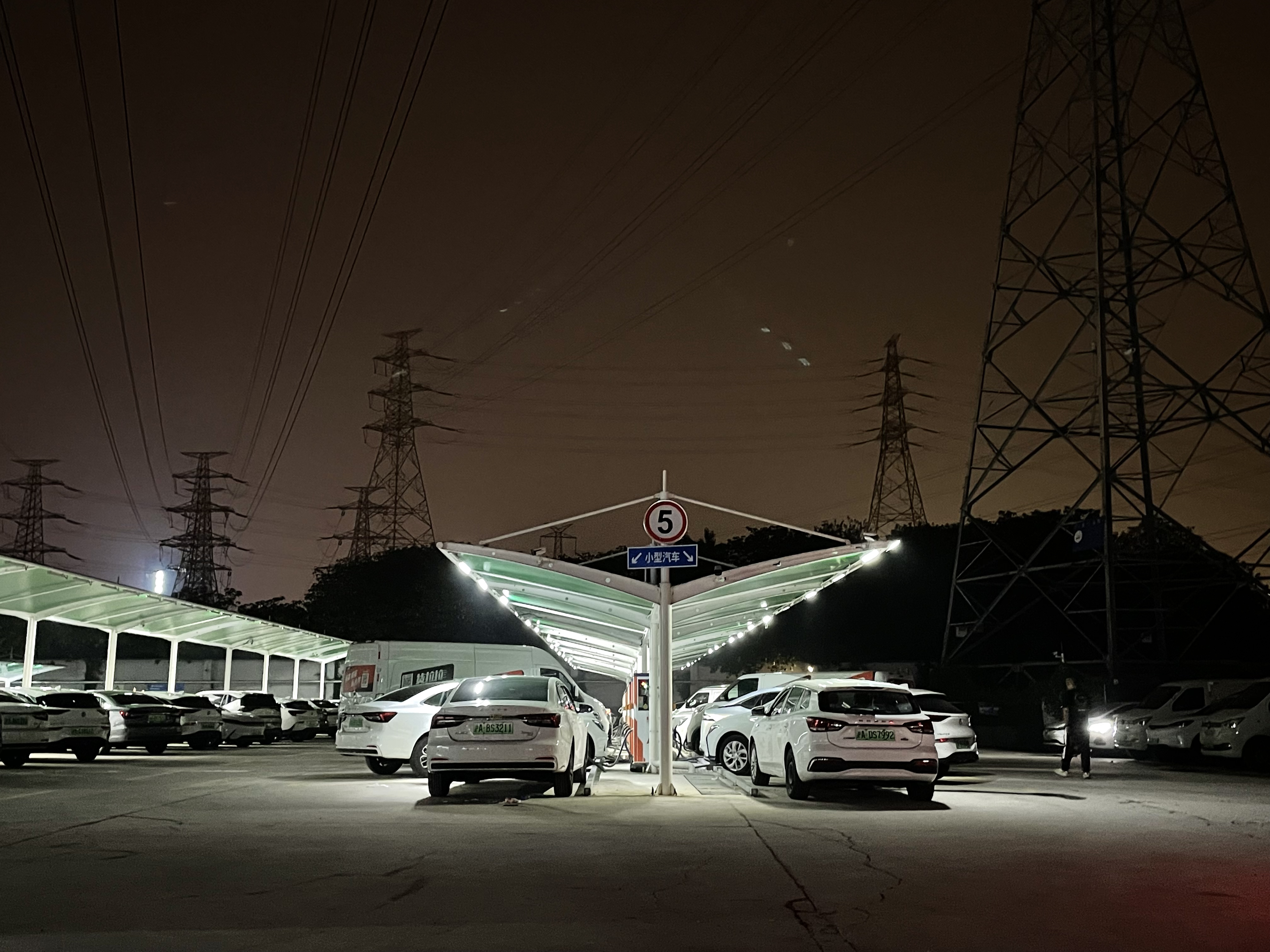 網(wǎng)約車司機，“卷”在車流里